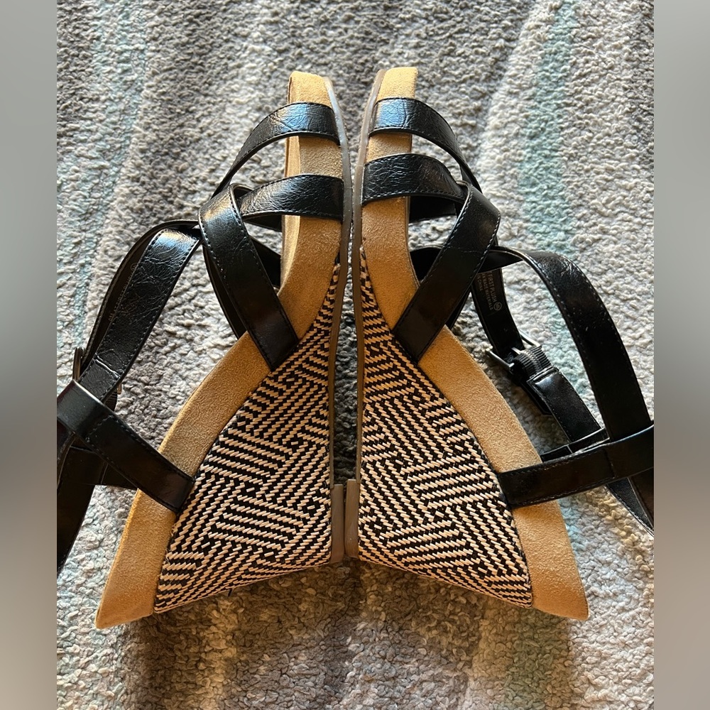 Aerosoles Women’s size 9 Black wedge sandal - Picture 2 of 5